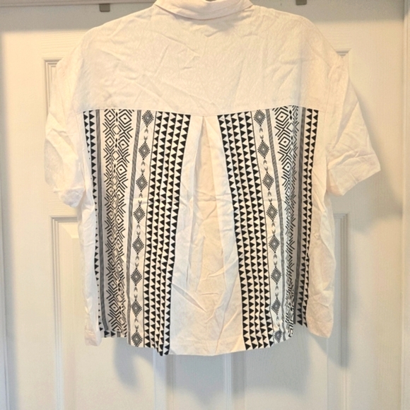 Women's Black and White Geometric Pattern Shirt - Picture 2 of 8